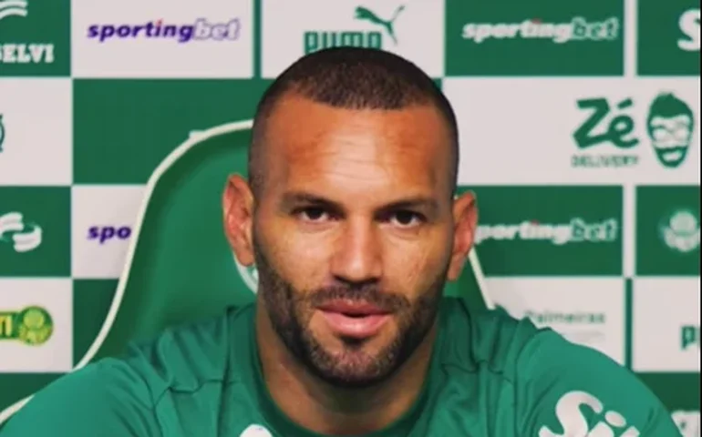 Weverton avança na recuperação e volta a treinar com bola no Palmeiras