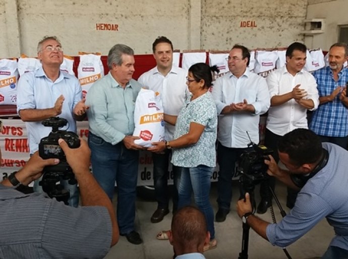 Pequenos agricultores recebem 380 mil quilos de sementes da Seagri