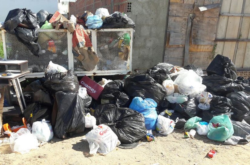 Descaso público: lixo se acumula em diversas ruas da Barra de São Miguel