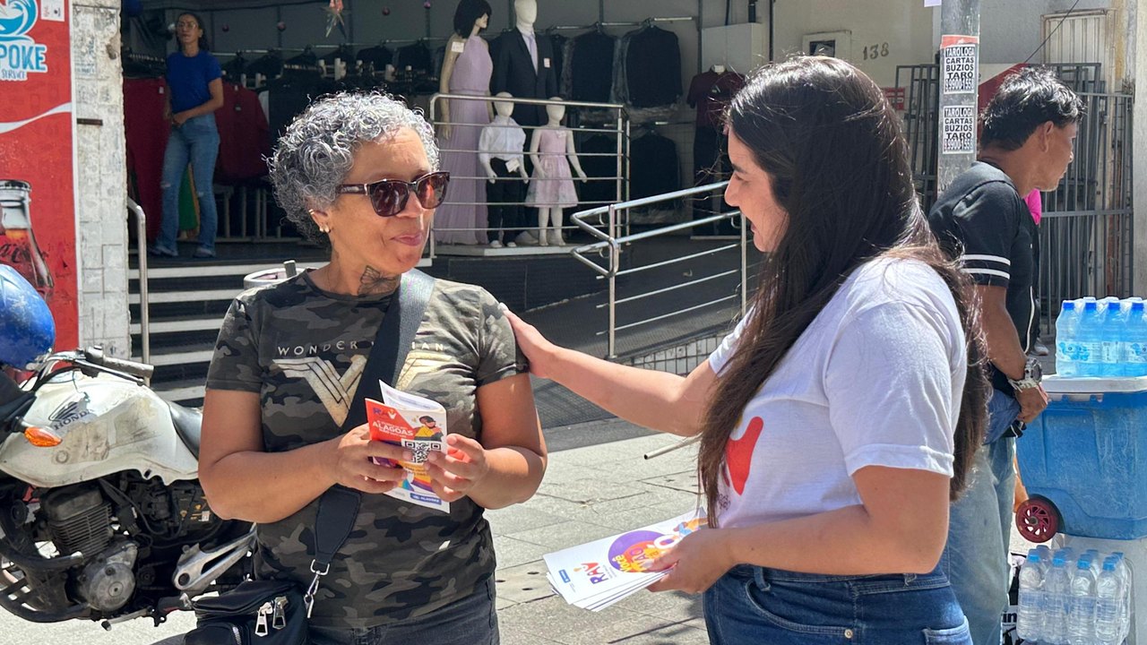 Panfletagem em alusão aos 21 Dias de Ativismo pelo Fim da Violência Contra a Mulher mobiliza pessoas no Centro de Maceió