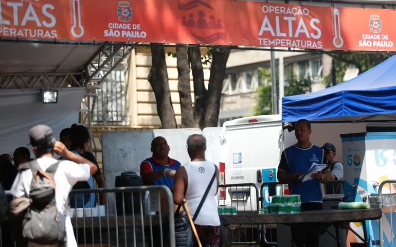 Prefeitura de São Paulo remonta tendas para dias de alta temperatura