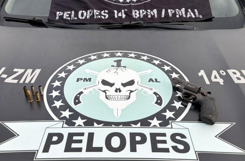 PM apreende arma de fogo e mais de 600 gramas de cocaína no interior
