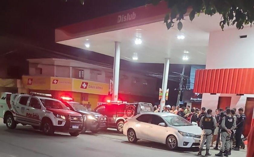 Discussão entre amigos deixa agente prisional morto em posto de Arapiraca