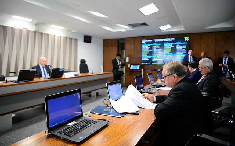 Comissão aprova isenção de IPI sobre veículos adquiridos por taxistas iniciantes