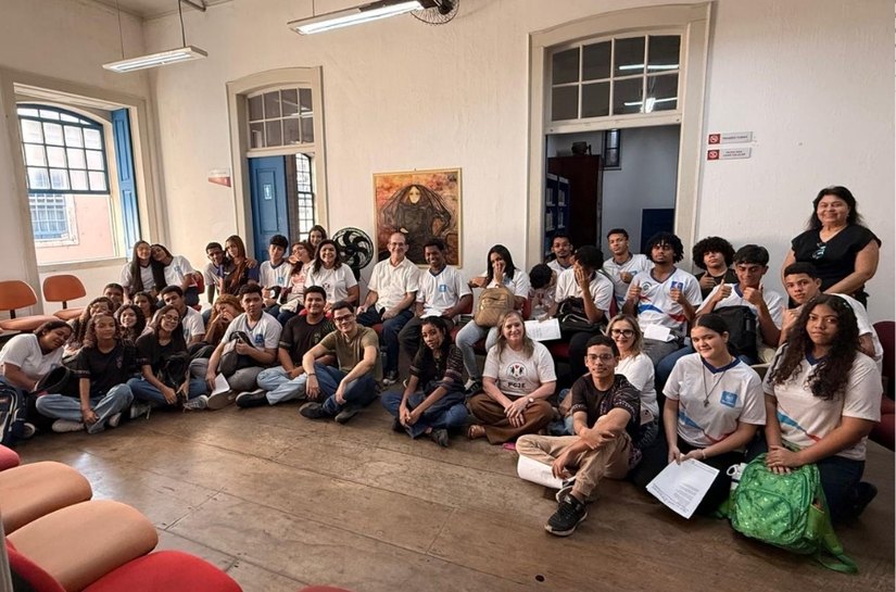 Estudantes da rede pública passam tarde em oficina de poesia promovida pelo PCJE