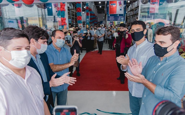 Prefeito JHC participa da inauguração de supermercado na capital
