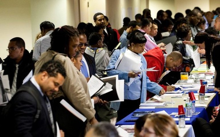 Pedidos de auxílio-desemprego nos EUA caem 19 mil na semana, a 787 mil