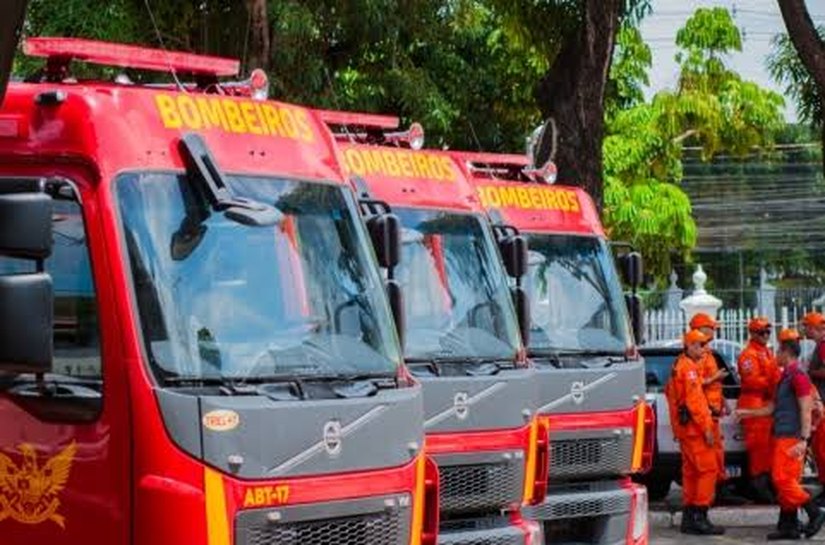 Corpo de Bombeiros combate a incêndio em estabelecimento comercial em Maceió