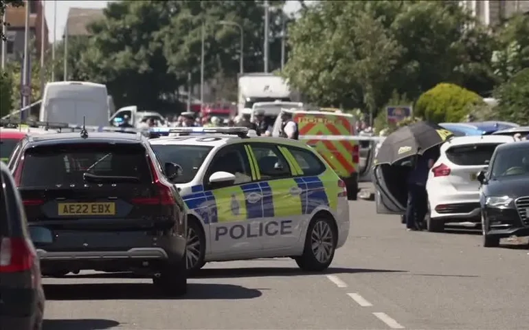 Pelo menos 39 policias ficam feridos em manifestações pela morte de três meninas a facadas na Inglaterra