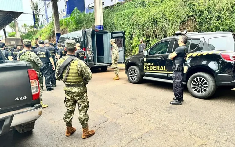 Paraguai entrega 25 presos brasileiros à Polícia Federal