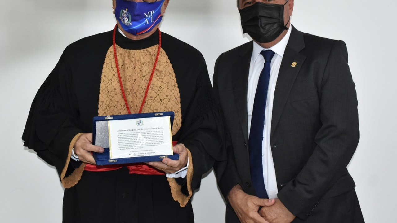 Procurador de Justiça Antônio Arecippo recebe homenagem durante sessão do Colégio de Procuradores; ele deixa o MPAL em função de sua aposentadoria