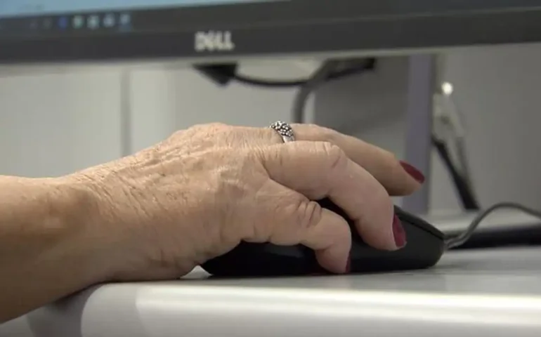 Avós digitais: idosos estão usando mais internet do que nunca no Brasil, diz estudo
