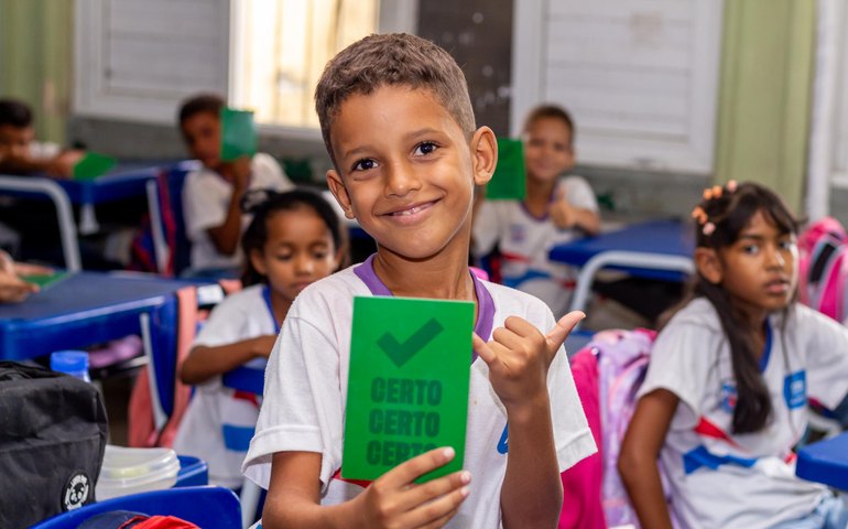Universitários capacitados pelo Detran levam educação para o trânsito a alunos no Benedito Bentes