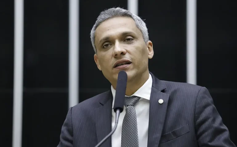 Câmara aprova suspensão de ação penal contra Gustavo Gayer no STF e consolida precedente do caso Ramagem