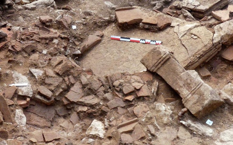 Descoberta rara revela possível imagem pintada do deus celta Sucellus em santuário da Borgonha
