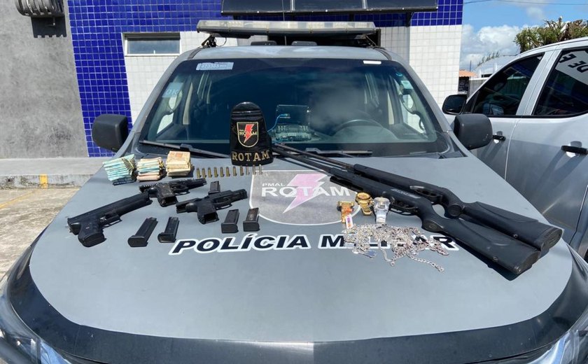 Polícia Militar apreende armas e aproximadamente R$ 30 mil no Tabuleiro do Martins