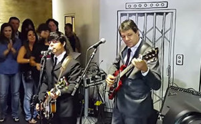 Haddad toca ‘Blackbird&#8217; com banda cover dos Beatles em SP