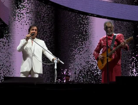 Gilberto Gil recebe Roberto Carlos no palco em despedida de SP