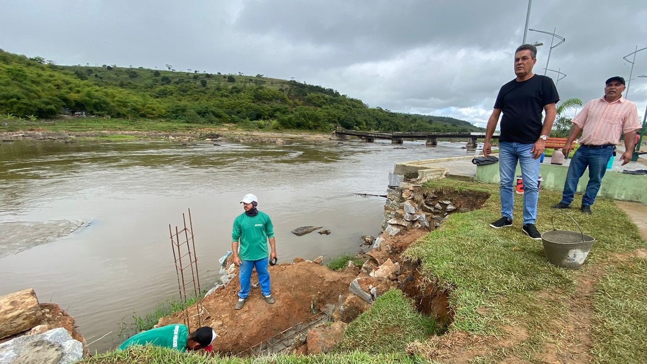 Prefeito de Branquinha acompanha obras de reconstrução da orla após enchente