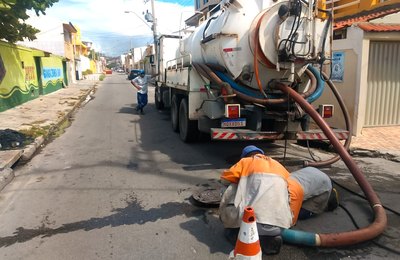 Infraestrutura retira 2,5 toneladas de resíduos sólidos em bocas de lobo na Av. Fernandes Lima