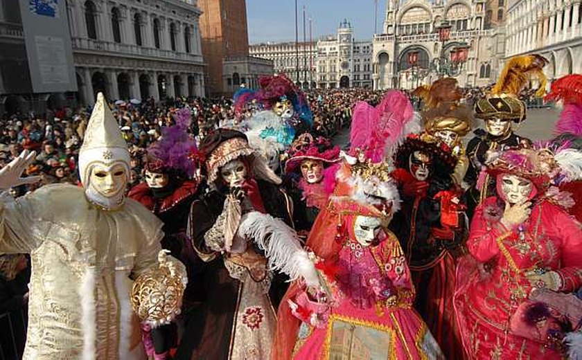 Último dia de carnaval de Veneza atrai 80 mil pessoas