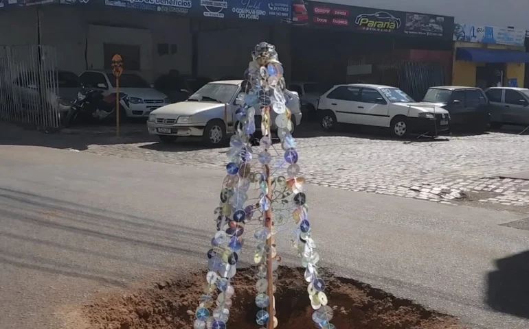 “Árvore de CD” ressuscita em buraco da Águas do Sertão e vira símbolo do caos urbano