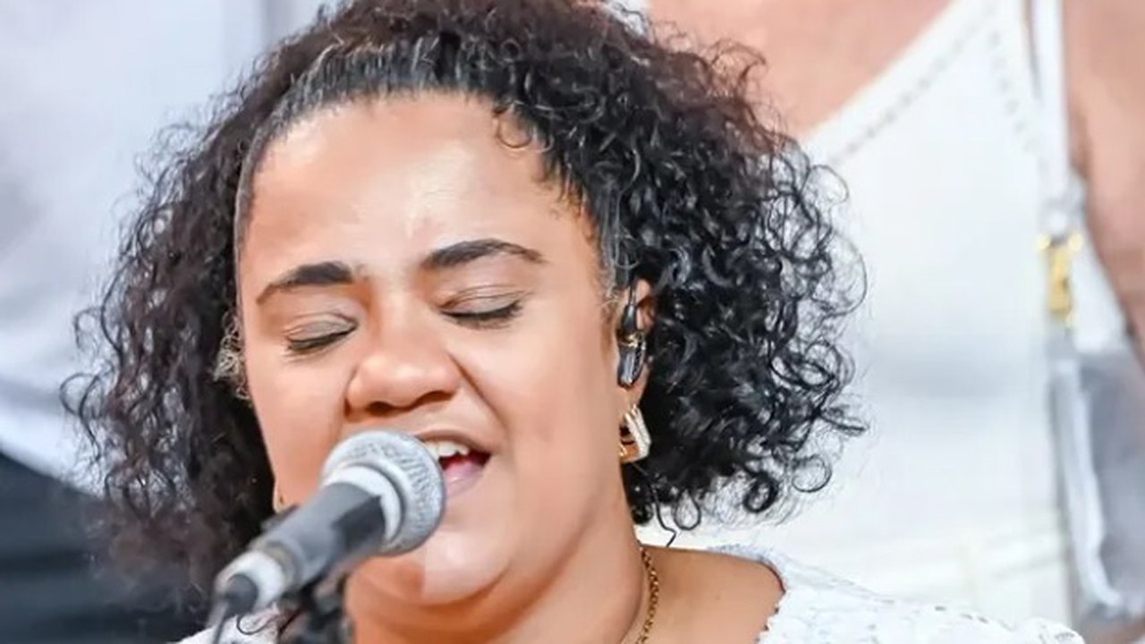 Morre Débora Cruz, cantora e sobrinha de Arlindo Cruz, aos 45 anos