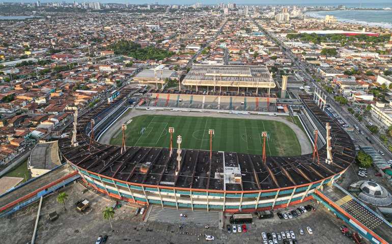 Rei Pelé recebe Jogo das Estrelas de Adriano Imperador neste sábado