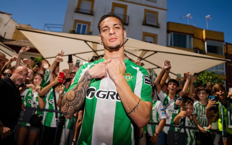 Antony é apresentado no Betis, se emociona, e exalta o clube: 'Não havia outra opção'