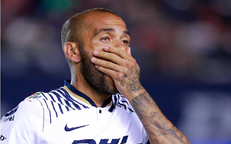 Imagens de Daniel Alves entrando em banheiro após mulher contradizem defesa