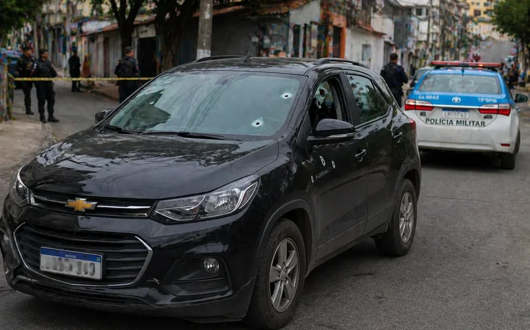 Homem é morto a tiros em tentativa de assalto em São Cristóvão enquanto dirigia com o filho de 7 anos