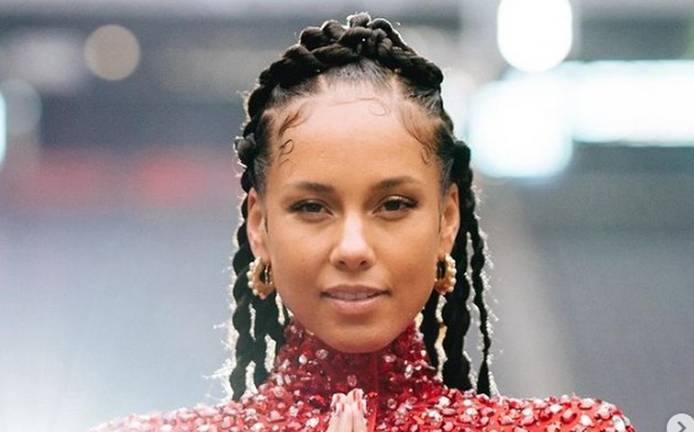 Alicia Keys tem voz editada após desafinar em show no Super Bowl