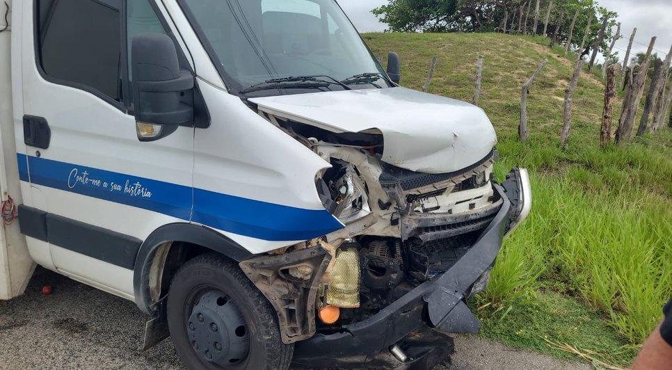 Homem fica preso as ferragens após colisão entre veículos na Barra dos Coqueiros / Foto: Foto: CBMSE/ Reprodução