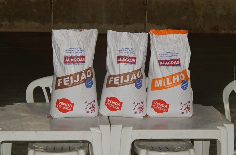 Agricultores anadienses recebem uma tonelada de sementes para plantio