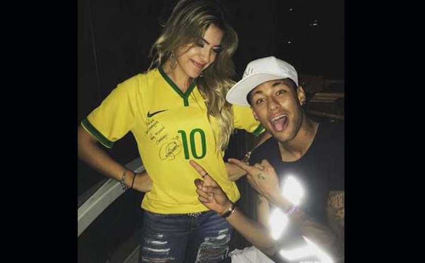 Neymar posta foto com Lorena Improta após jogo da Seleção