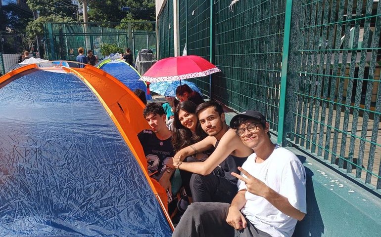 Fãs de Taylor Swift encaram chuva e assalto em acampamento no Allianz