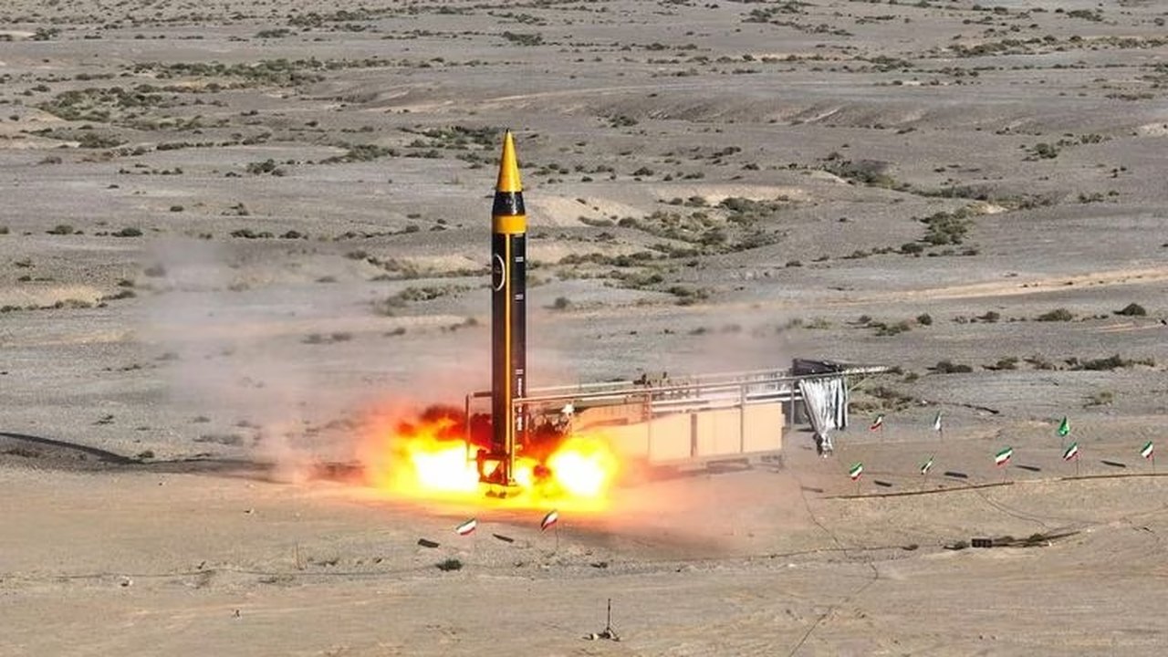 Irã desafia Ocidente, testa míssil balístico e constrói instalação nuclear em caverna profunda
