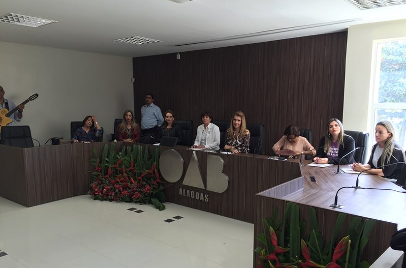 Debate sobre os 10 anos da Lei Maria da Penha lota sala do conselho da OAB/AL