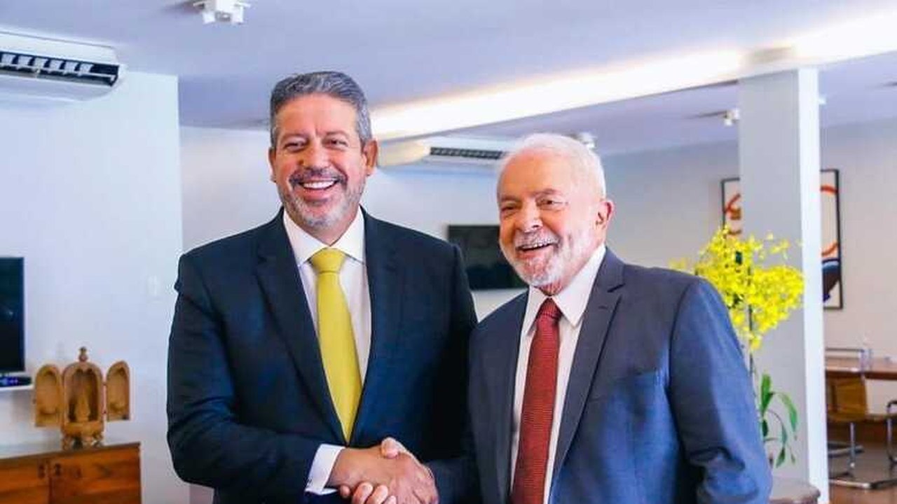 Arthur Lira larga a mão de Bolsonaro e recebe Lula em Brasília