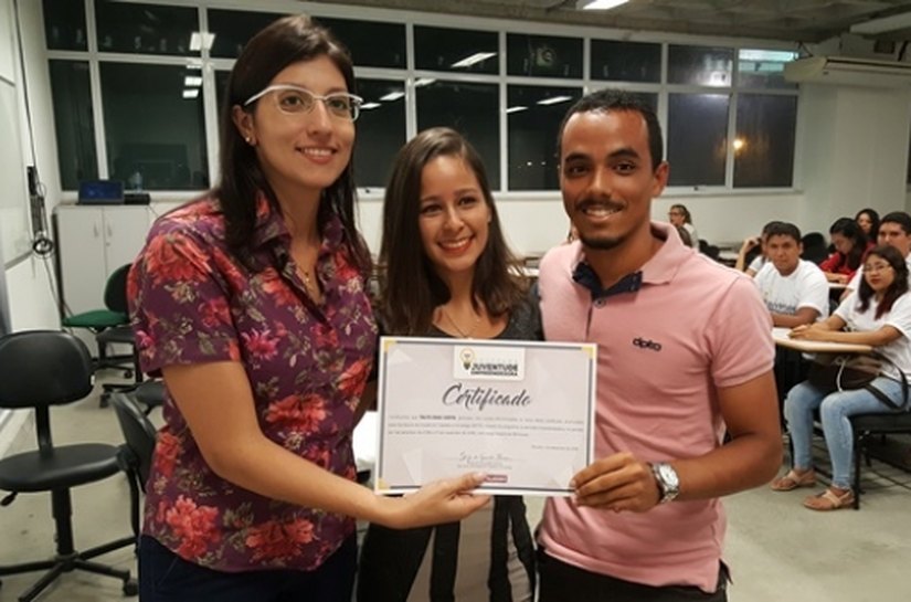 Juventude Empreendedora entrega certificado de conclusão de curso