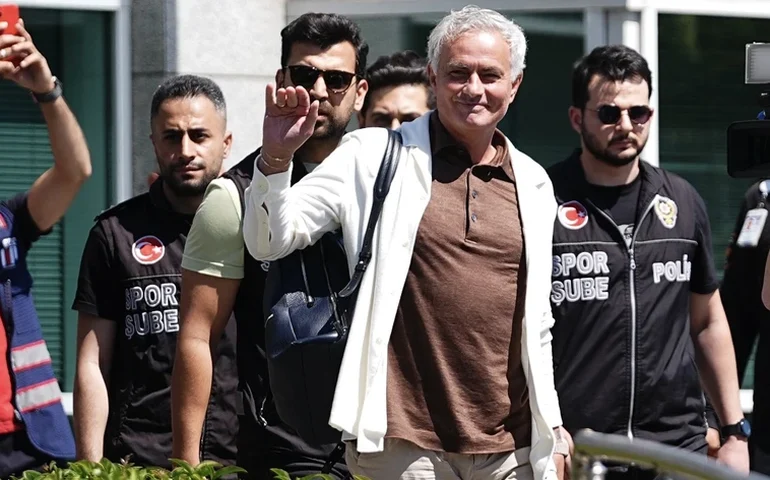 José Mourinho é recepcionado por multidão no Fenerbachçe: 'Essa camisa é minha pele agora'