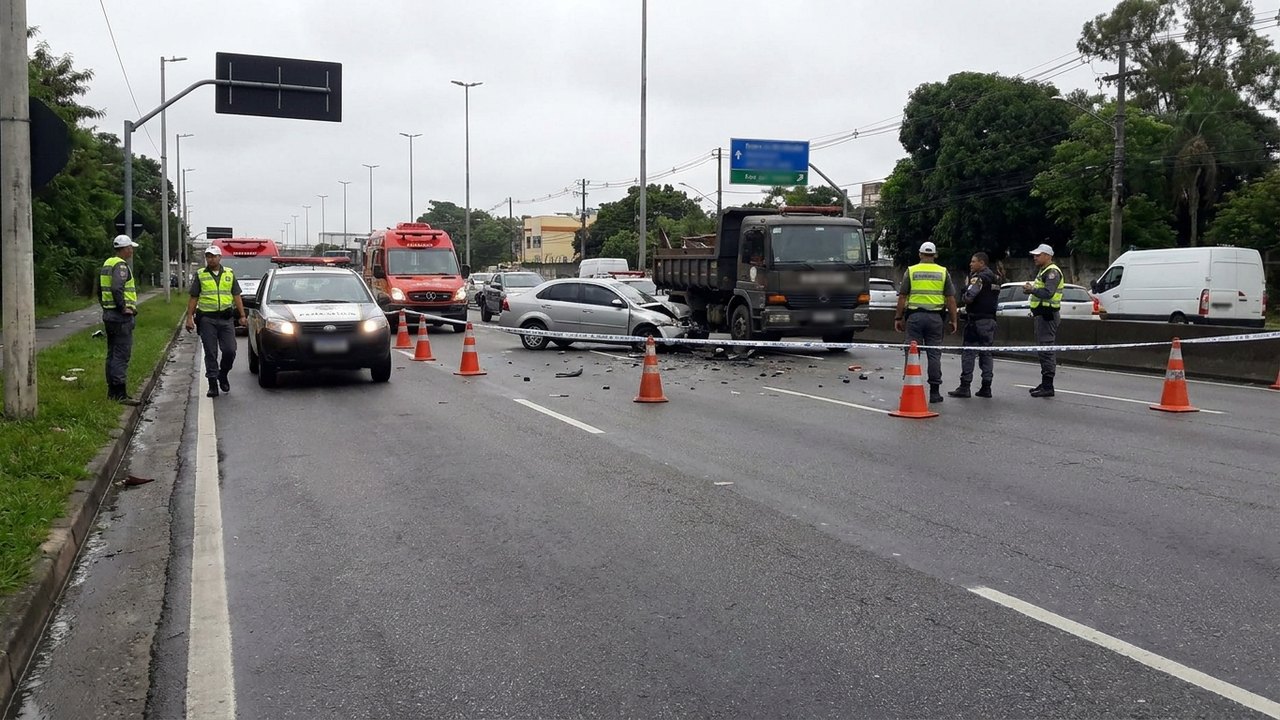 Acidente interdita trecho da Estrada do Galeão nesta terça-feira