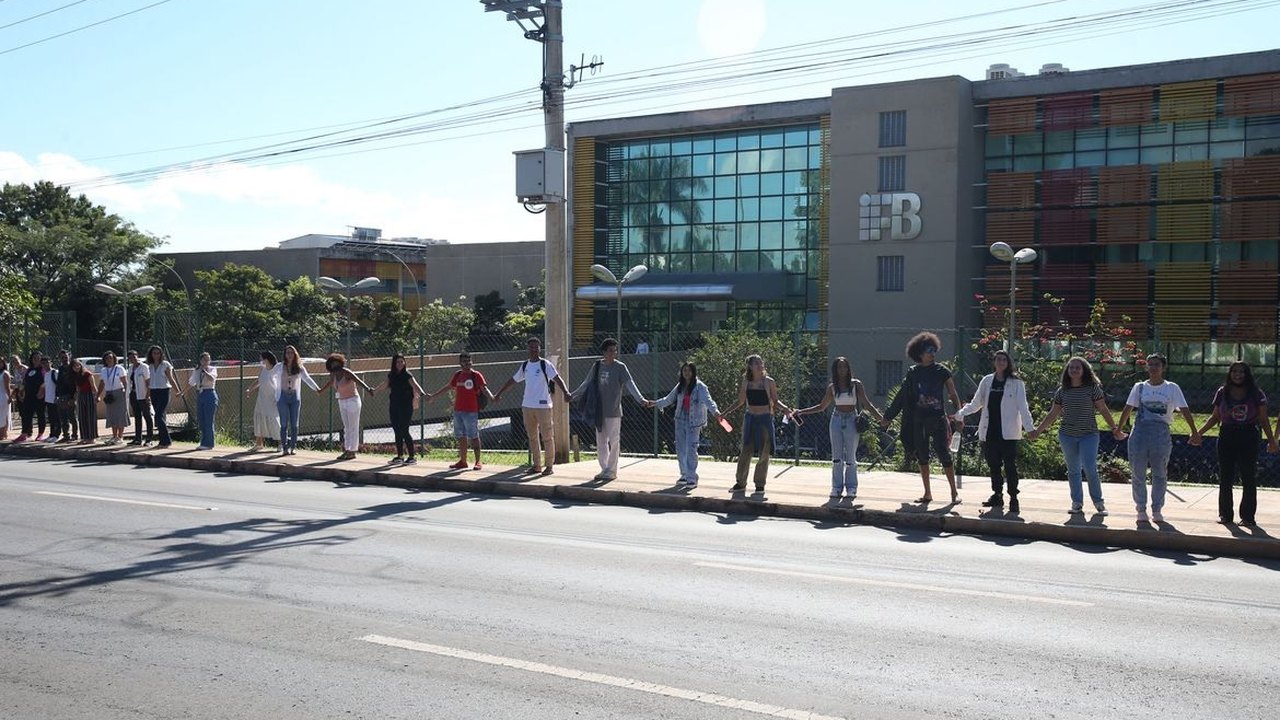 Institutos federais fazem ato pela paz no Dia Mundial da Educação