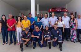 Dr. Gustavo entrega ambulância avançada e Secretária de Saúde de Santana não aparece na foto