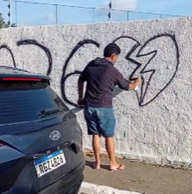 Homem é flagrado pichando muro recém-pintado do Cemitério São Luís, em Maceió