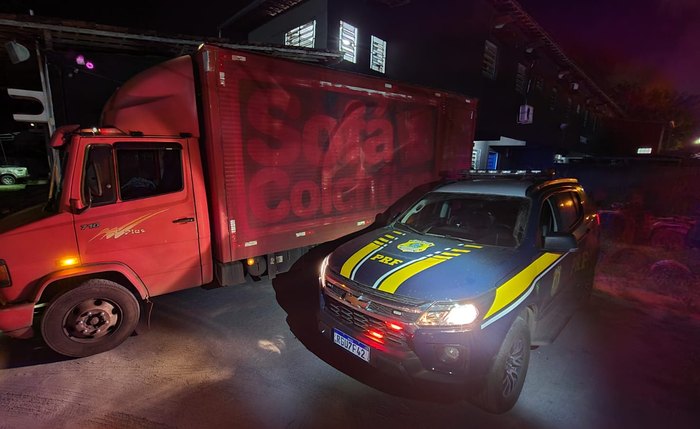 PRF durante fiscalização e apreensão de drogas transportada no caminhão