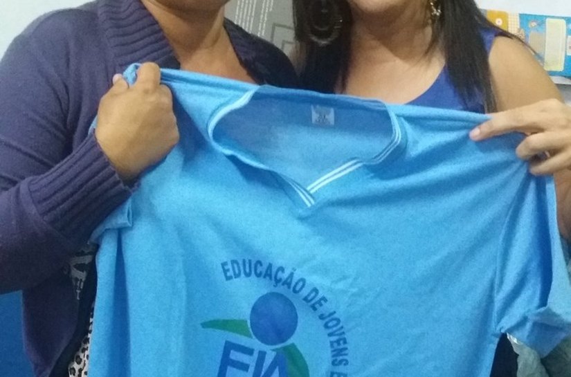 Semed de Campo Alegre entrega novos fardamentos aos alunos do EJA