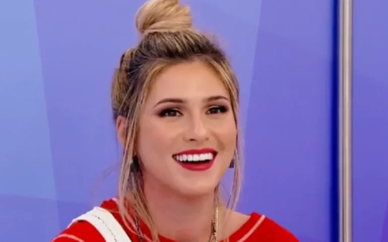 Lívia Andrade relata os 40 minutos em avião com falha mecânica durante o voo