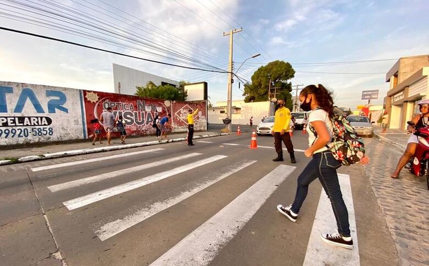 SMTT Penedo realiza ações educativas nas imediações de escolas e no Centro Histórico