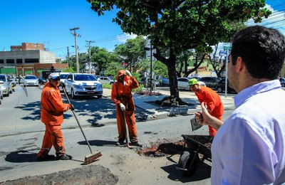Prefeito Rui Palmeira vistoria recuperação de vias na Jatiúca